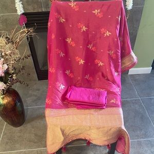 Gorgeous Shimmer  Georgette Floral Woven Saree n Bp